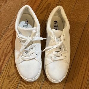 Womens Mad Love Sneakers White Casual Tennis Shoes Size 9.